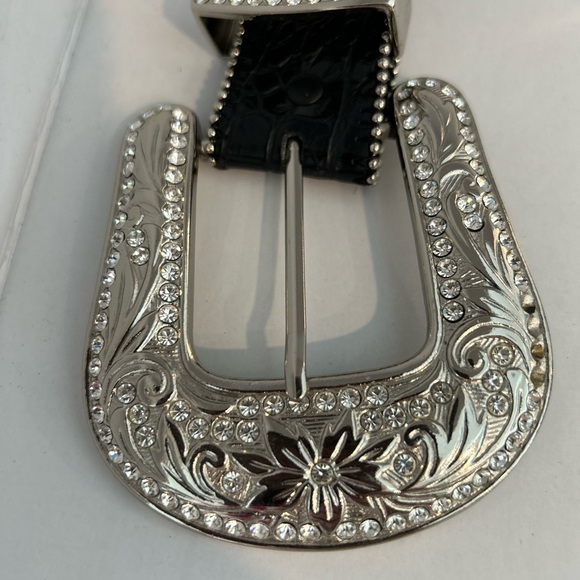 Womens Black Belt Pink,Blue & Silver Gems
W/ Interchangeable Buckle

Size L 41” - Picture 2 of 9